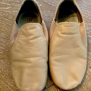 Girls tan jazz shoes size 13 1/2 by American ballet Theatre spotlights